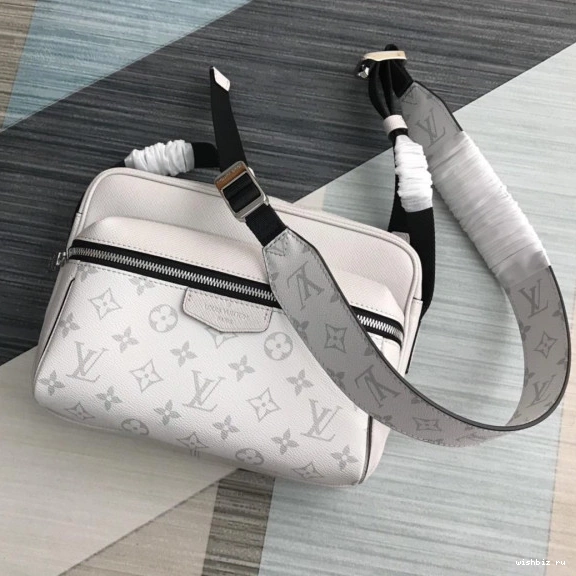 WIS OUTDOOR LOUIS VUITTON MESSENGER 0715